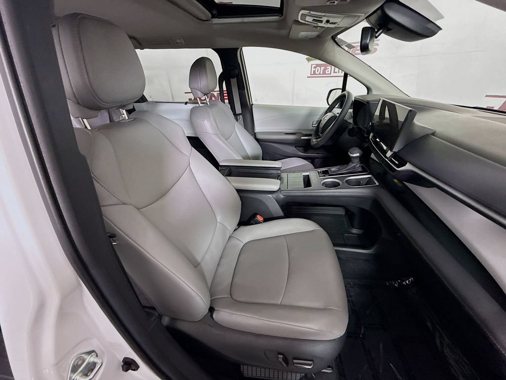 Certified 2025 Toyota Sienna XLE AWD/4WD image 34