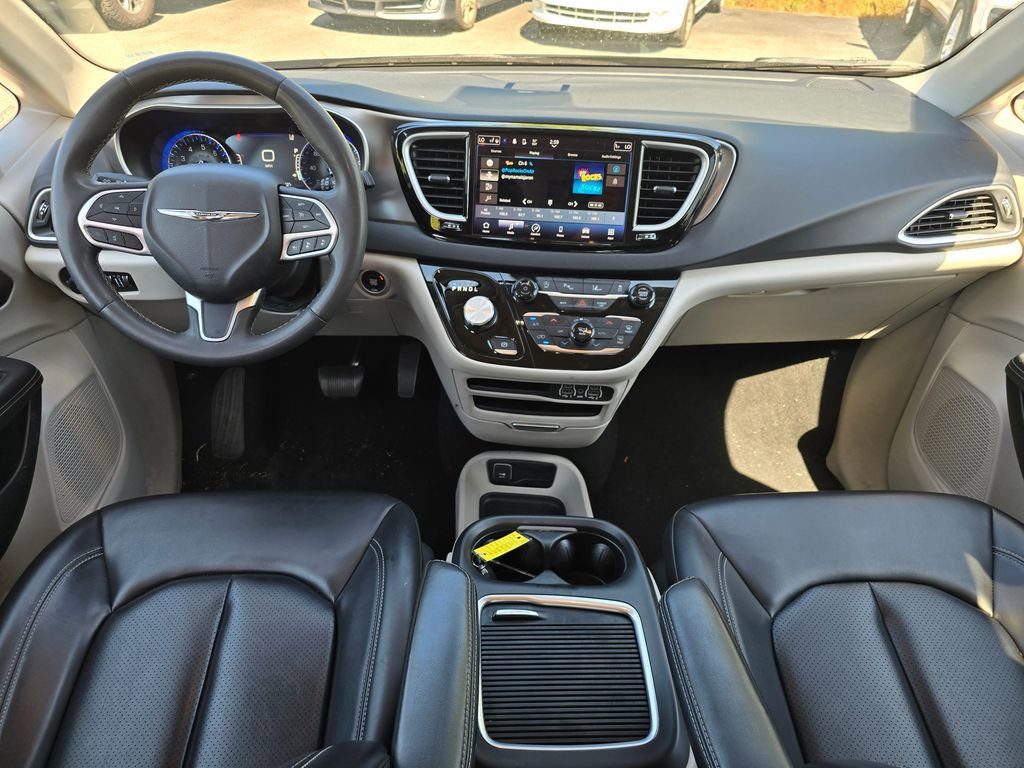 Used 2023 Chrysler Pacifica Touring-L FWD image 5