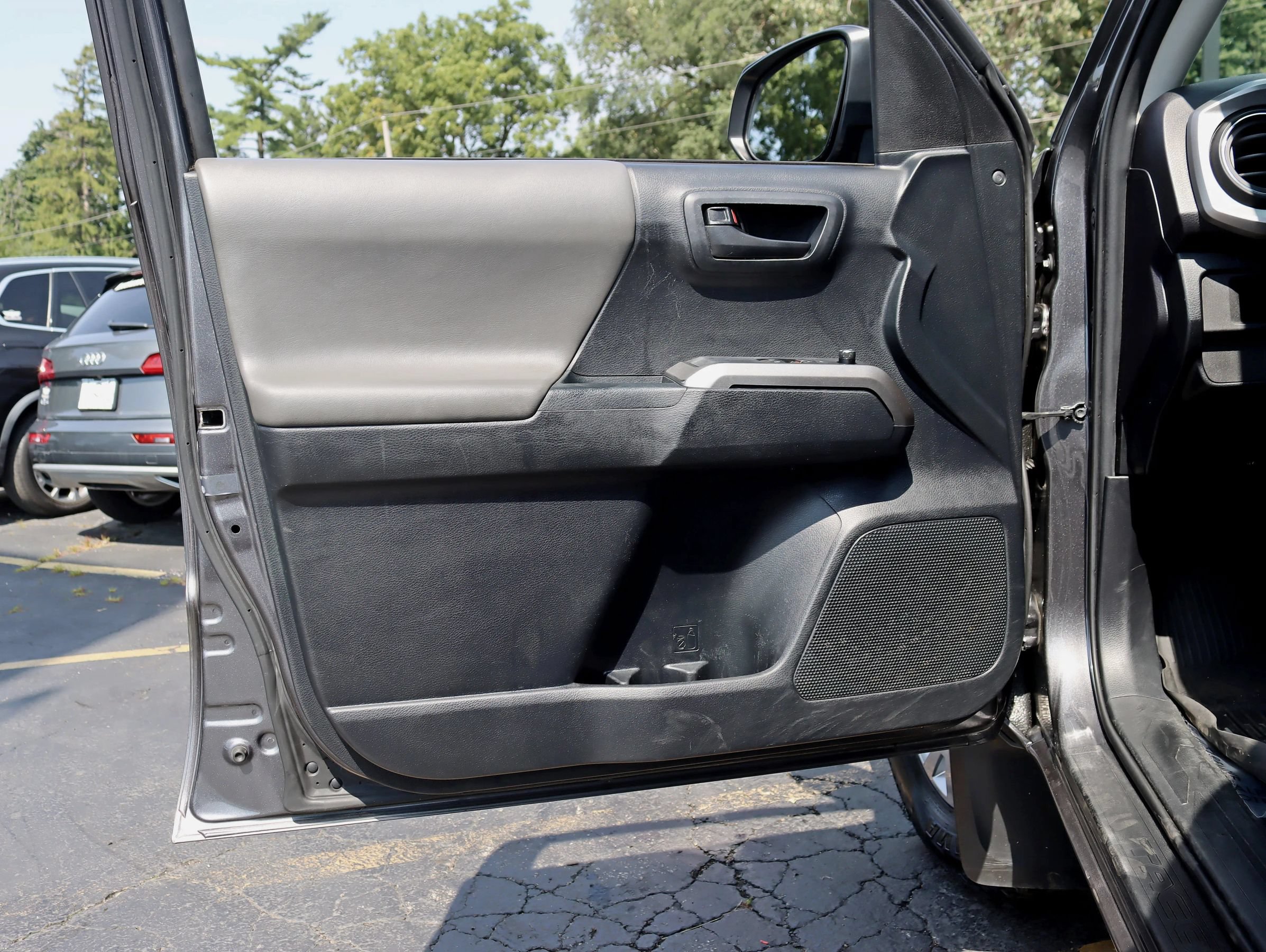 Used 2018 Toyota Tacoma SR5 AWD/4WD image 30