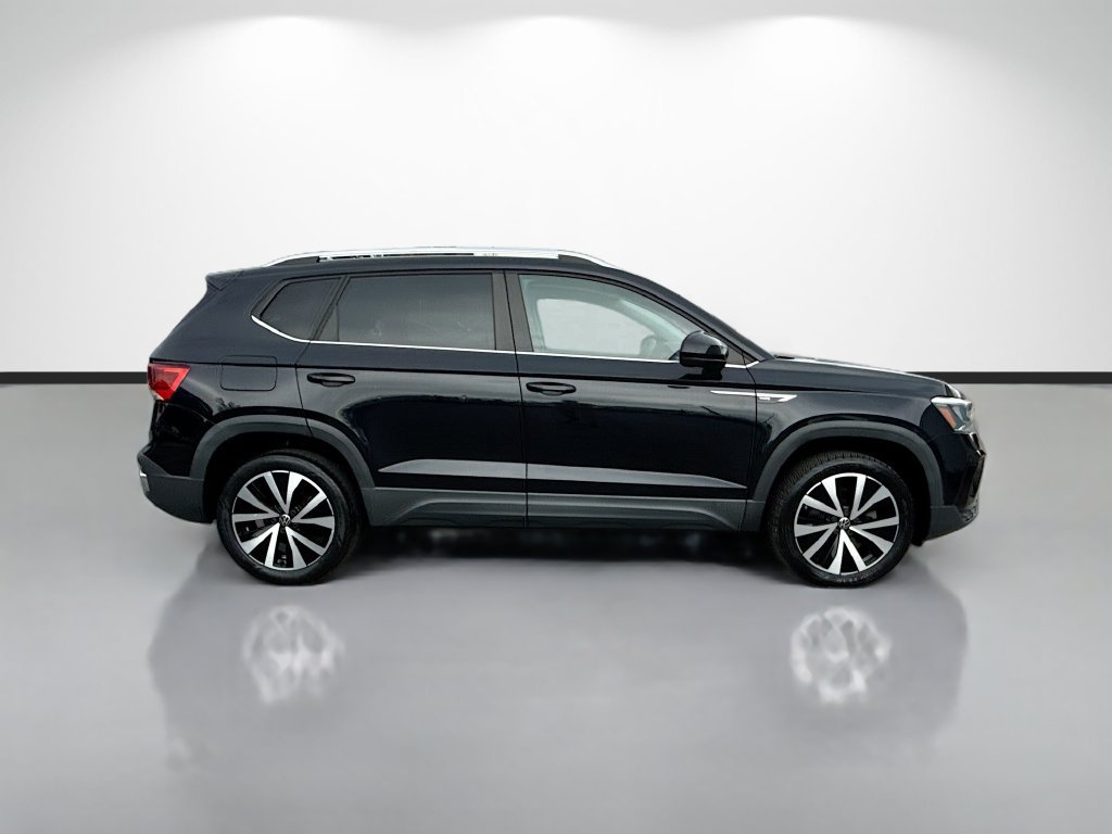 Used 2022 Volkswagen Taos SE FWD image 2