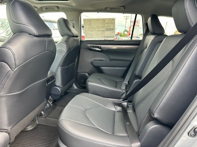 Used 2026 Toyota Highlander Limited AWD/4WD image 8