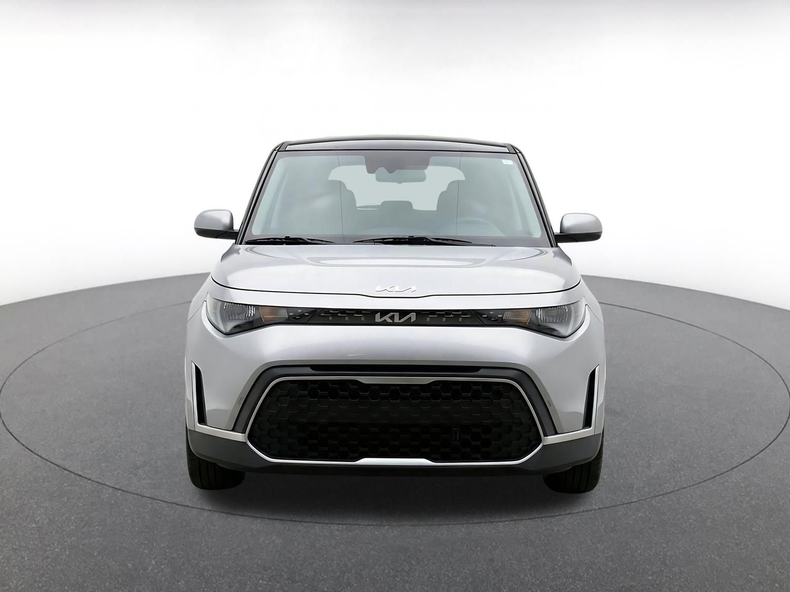 Used 2025 Kia Soul LX w/ LX Technology Package FWD image 2