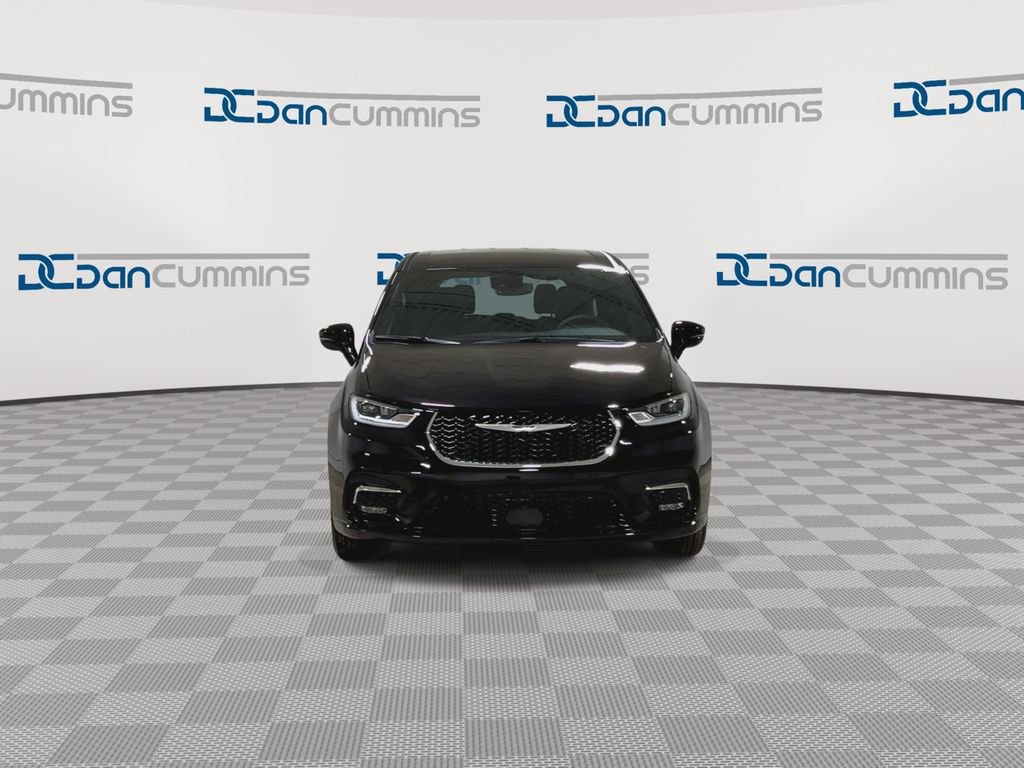 New 2026 Chrysler Pacifica Select image 3