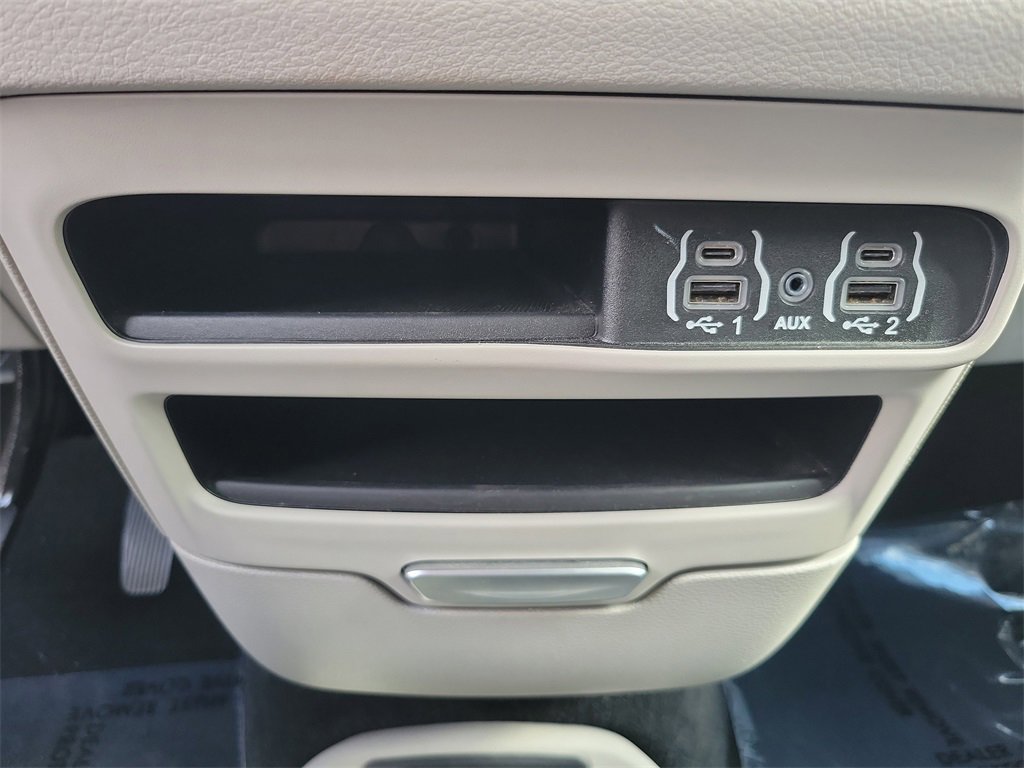 Used 2024 Chrysler Pacifica Touring-L image 17