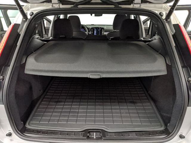 Used 2024 Volvo XC40 B5 Core image 16