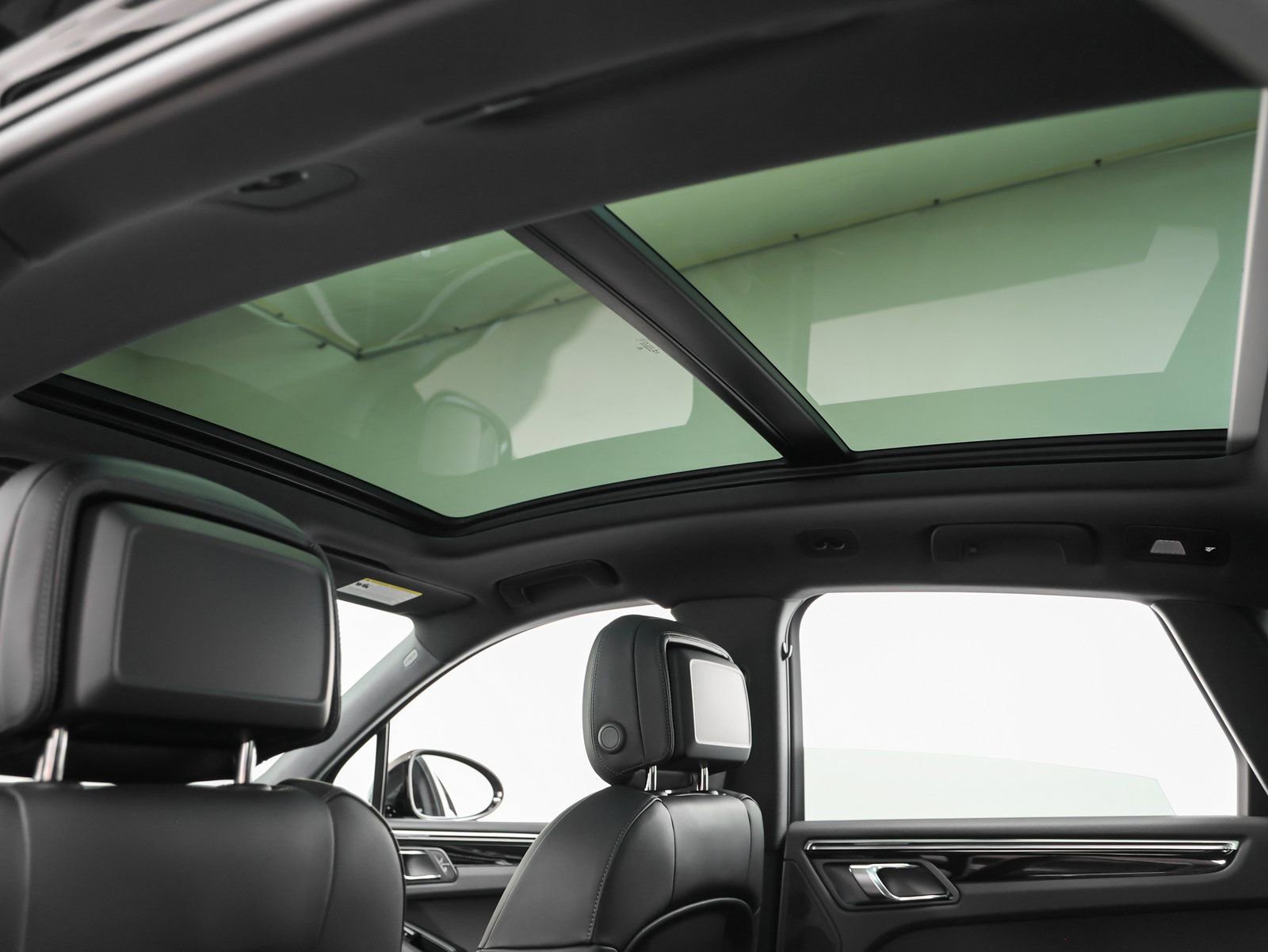 Certified 2025 Porsche Macan image 40