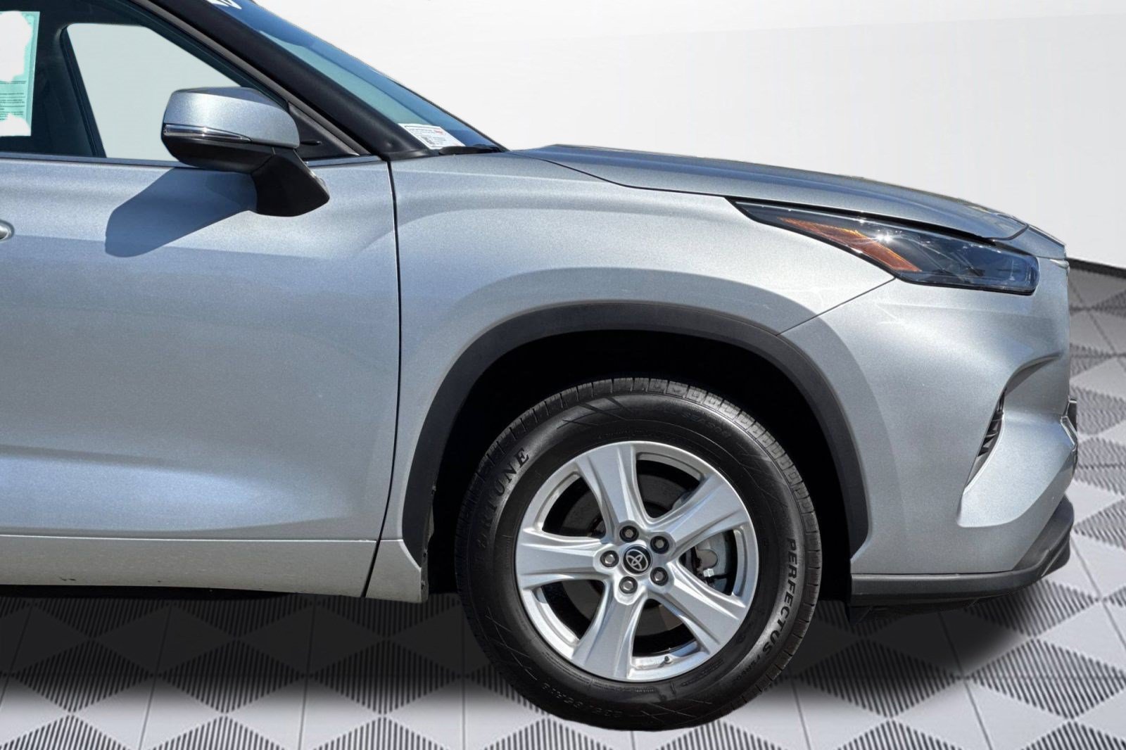 Used 2025 Toyota Highlander LE FWD image 34