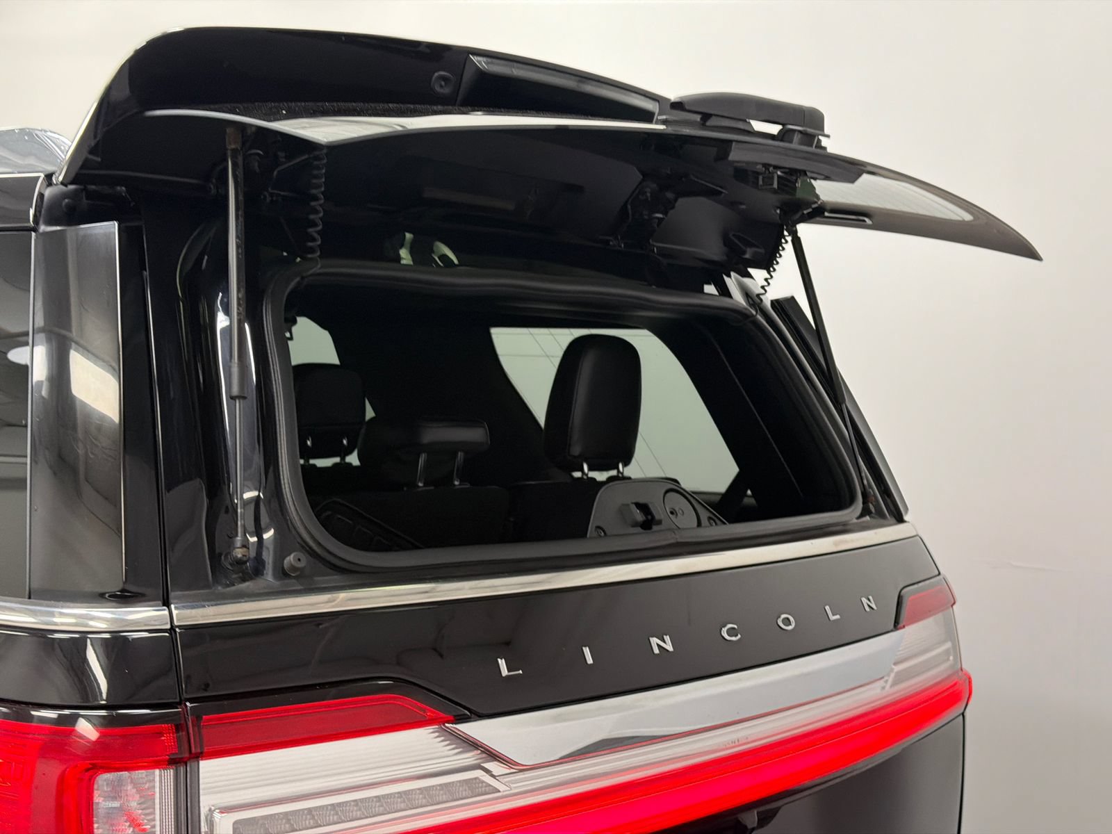 Used 2020 Lincoln Navigator Reserve AWD/4WD image 8