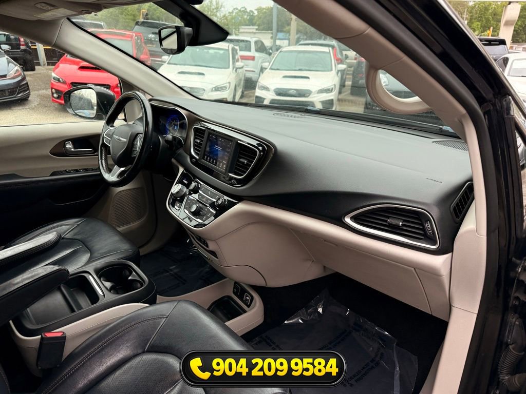 Used 2019 Chrysler Pacifica Touring-L image 34