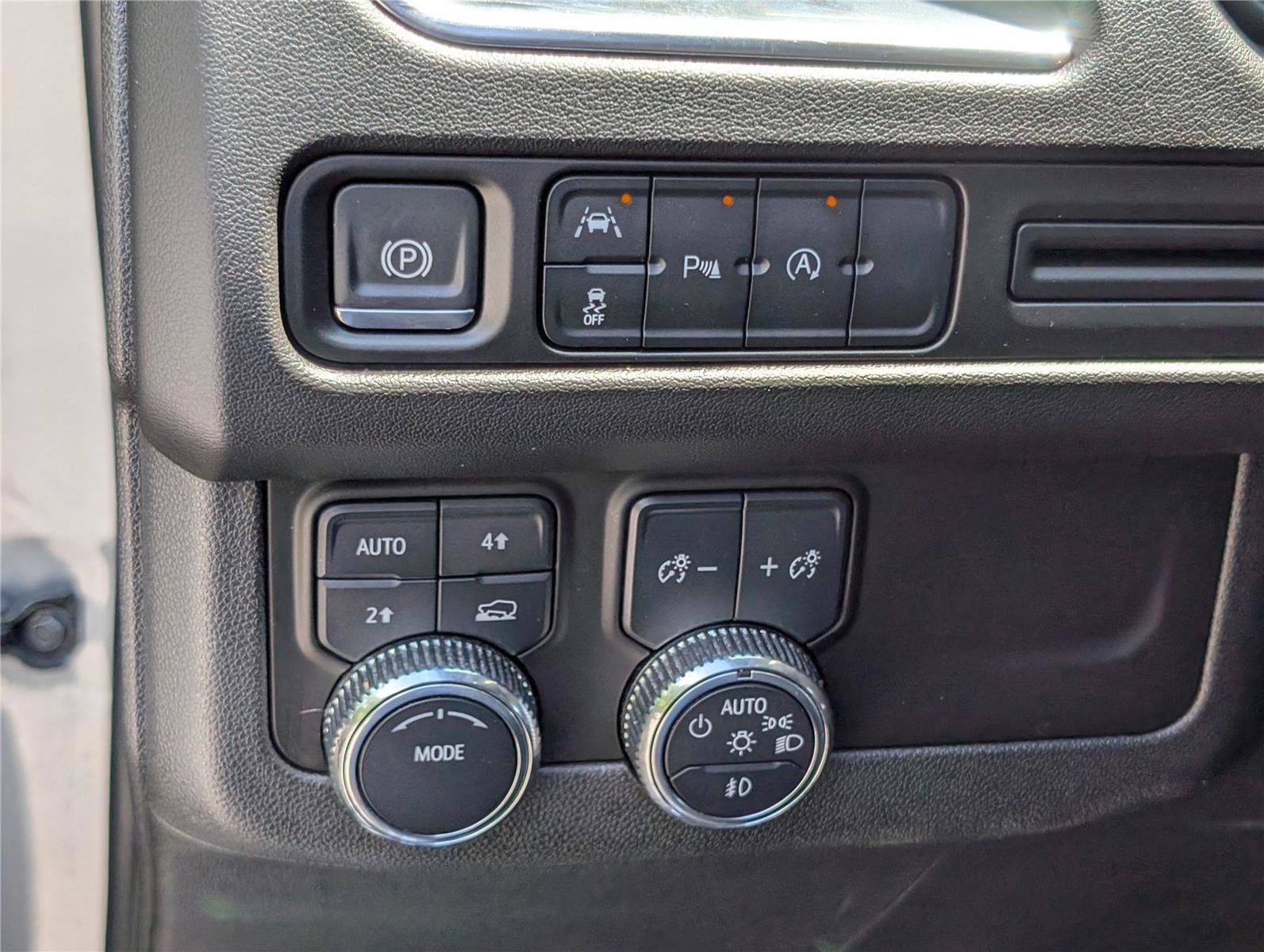 Used 2024 GMC Yukon SLT AWD/4WD image 25