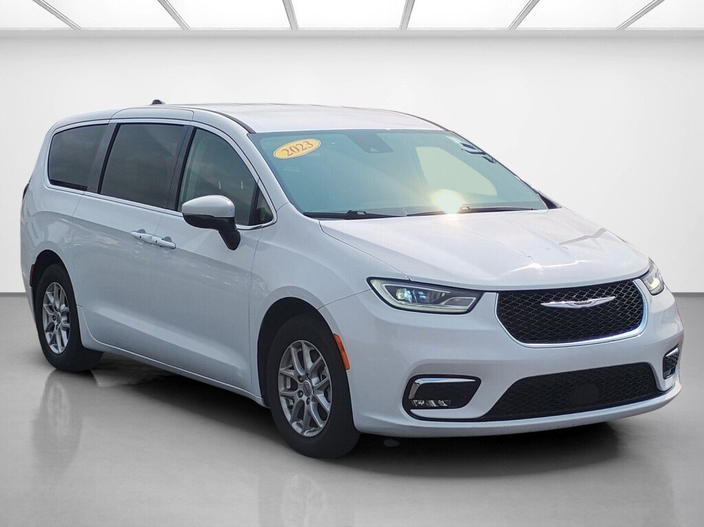 Used 2023 Chrysler Pacifica Touring-L FWD image 7
