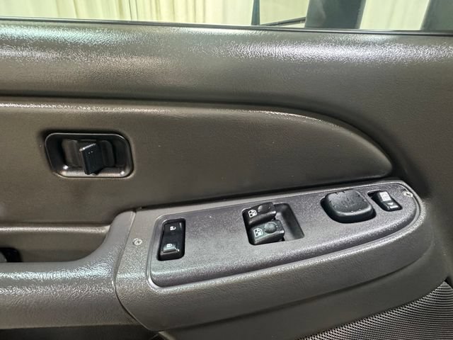 Used 2004 Chevrolet Silverado 2500 LS AWD/4WD image 16