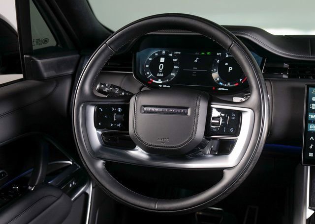 Used 2025 Land Rover Range Rover SE image 12