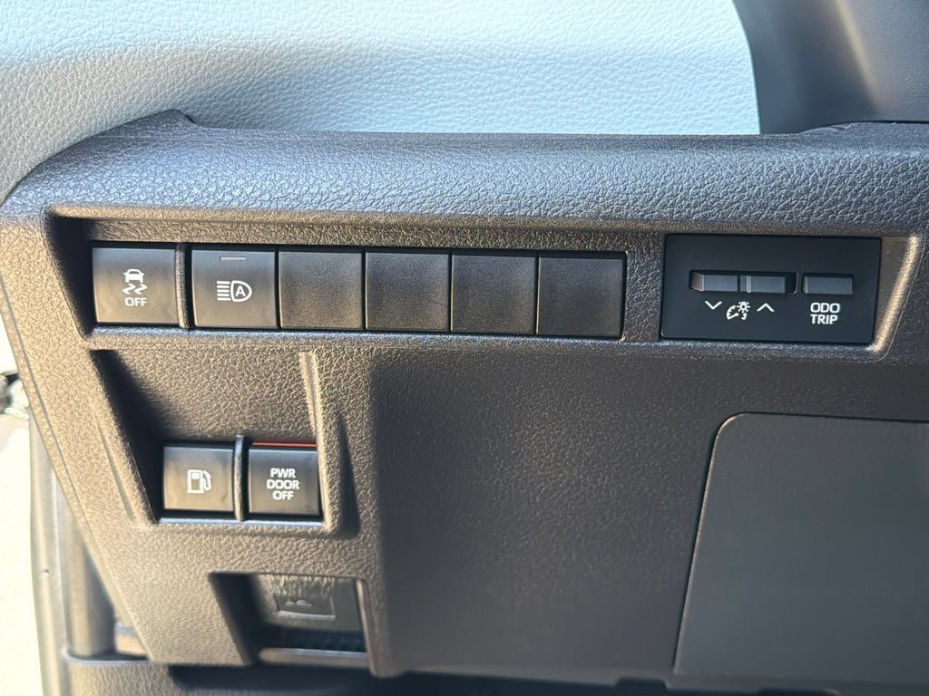 Used 2025 Toyota Sienna LE FWD image 22
