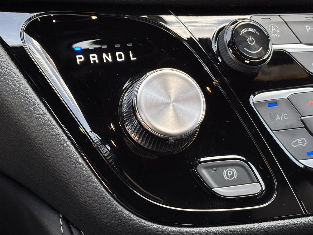 Used 2025 Chrysler Pacifica Limited FWD image 19