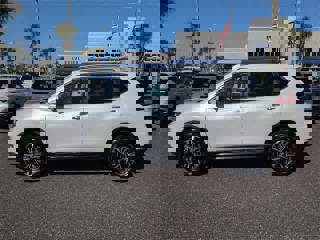 Used 2017 Nissan Rogue SL w/ SL Premium Package image 5