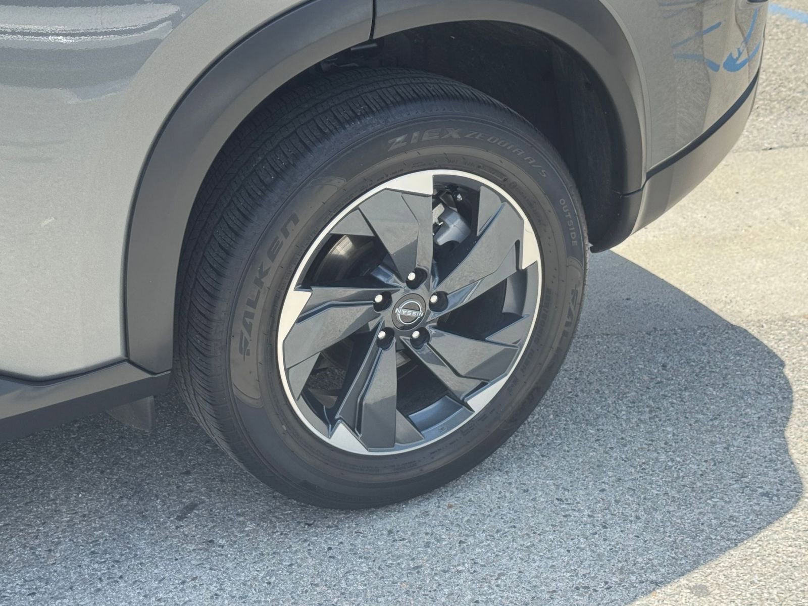 Used 2025 Nissan Rogue SV FWD image 32