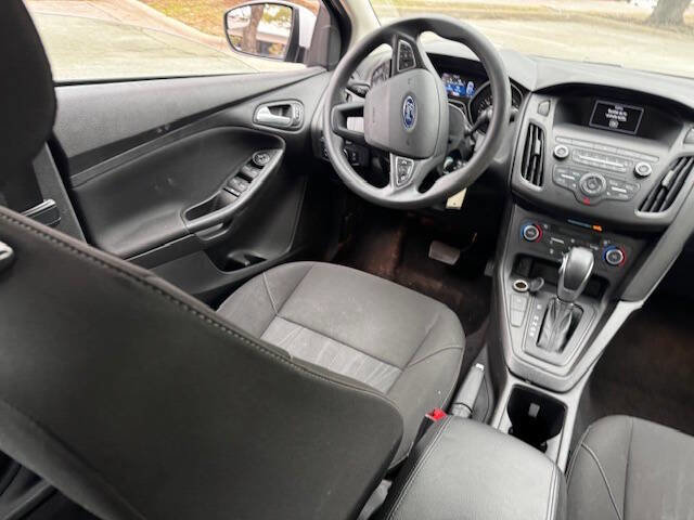 Used 2018 Ford Focus SE w/ SE Appearance Package image 22