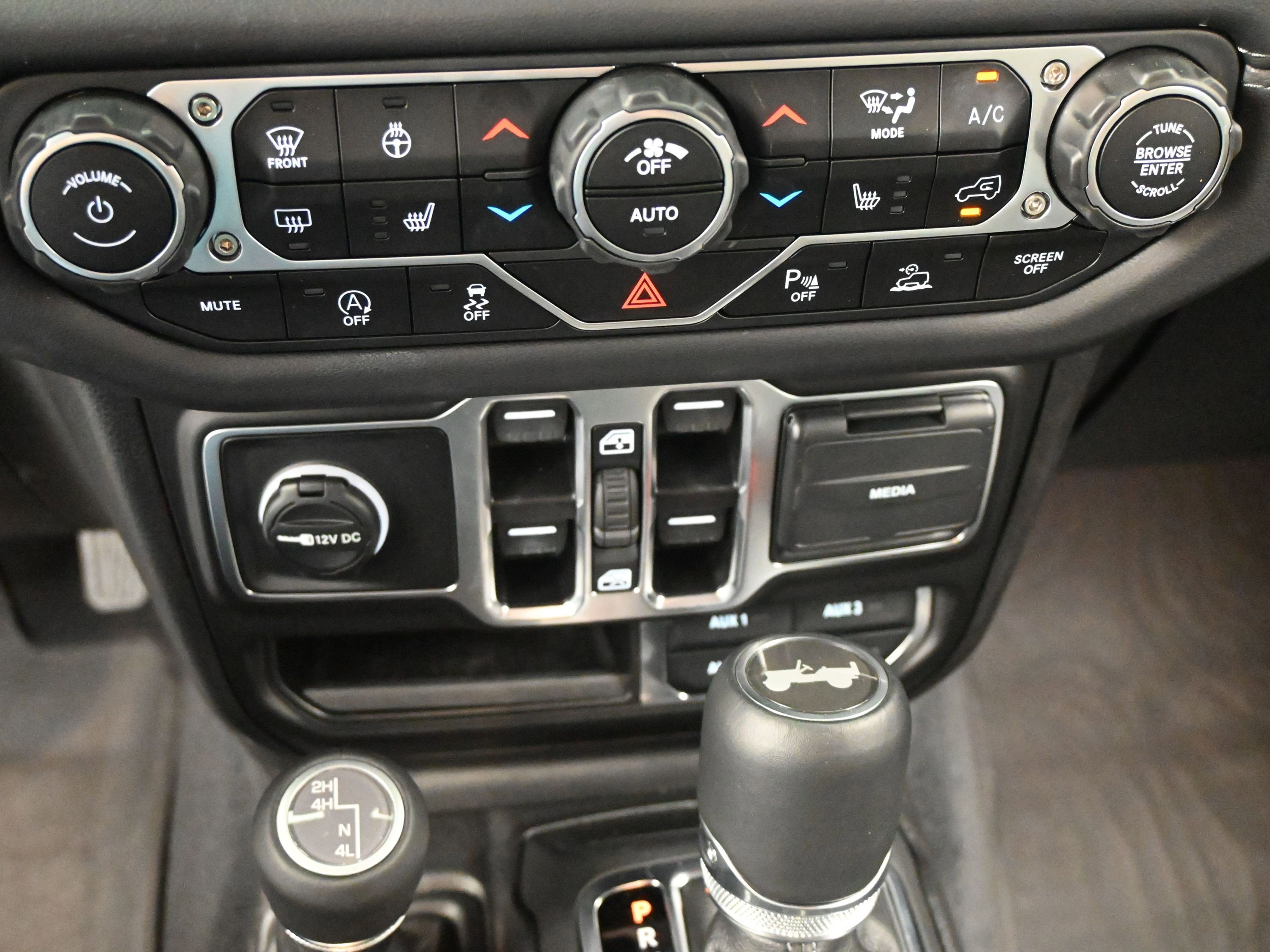 Used 2025 Jeep Wrangler Sahara image 13