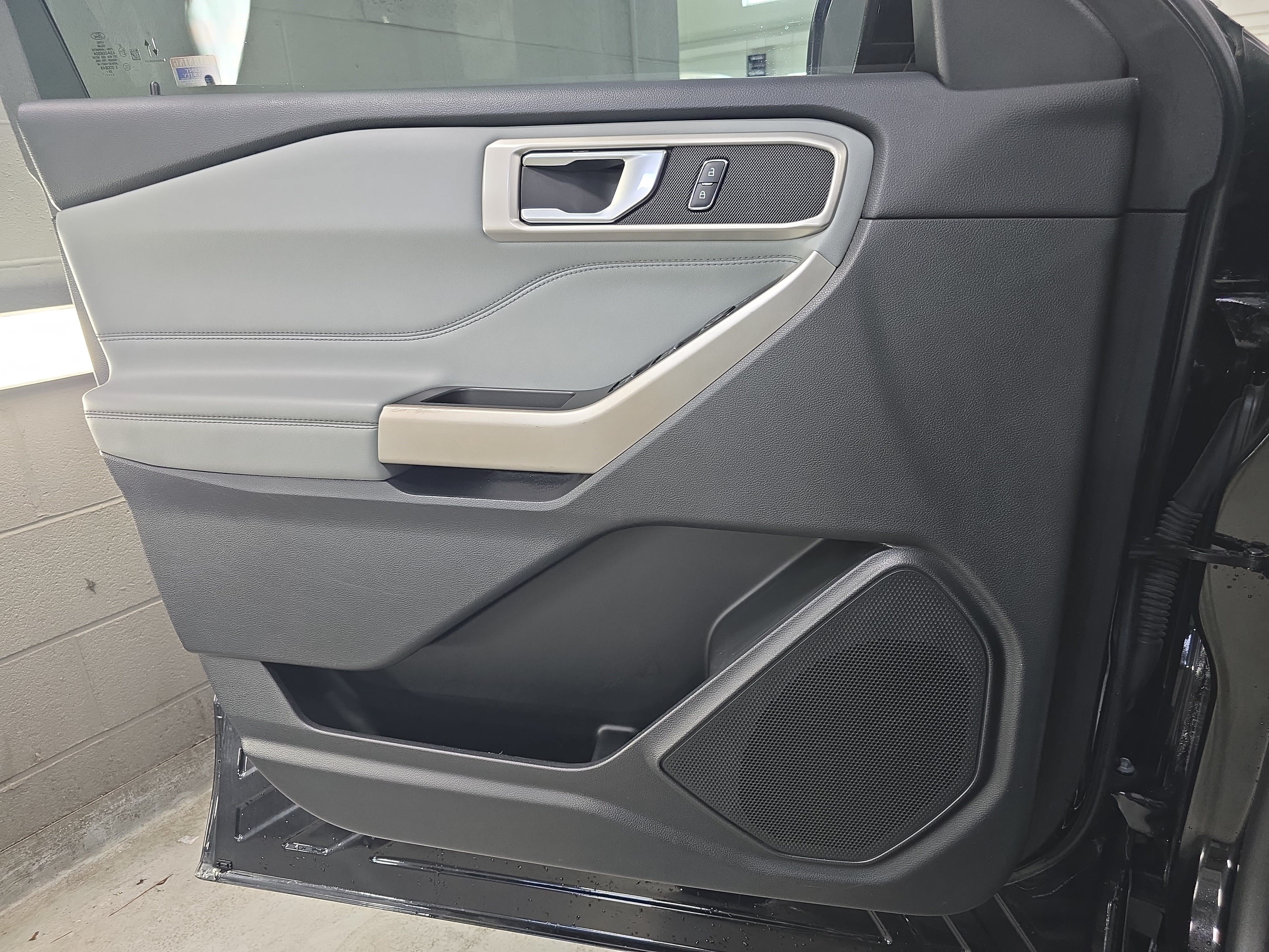 Used 2023 Ford Explorer XLT w/ Equipment Group 202A RWD image 27