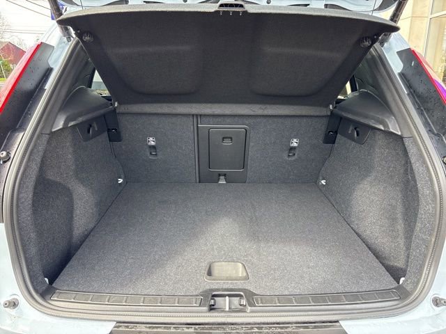 Used 2025 Volvo XC40 B5 Core image 12