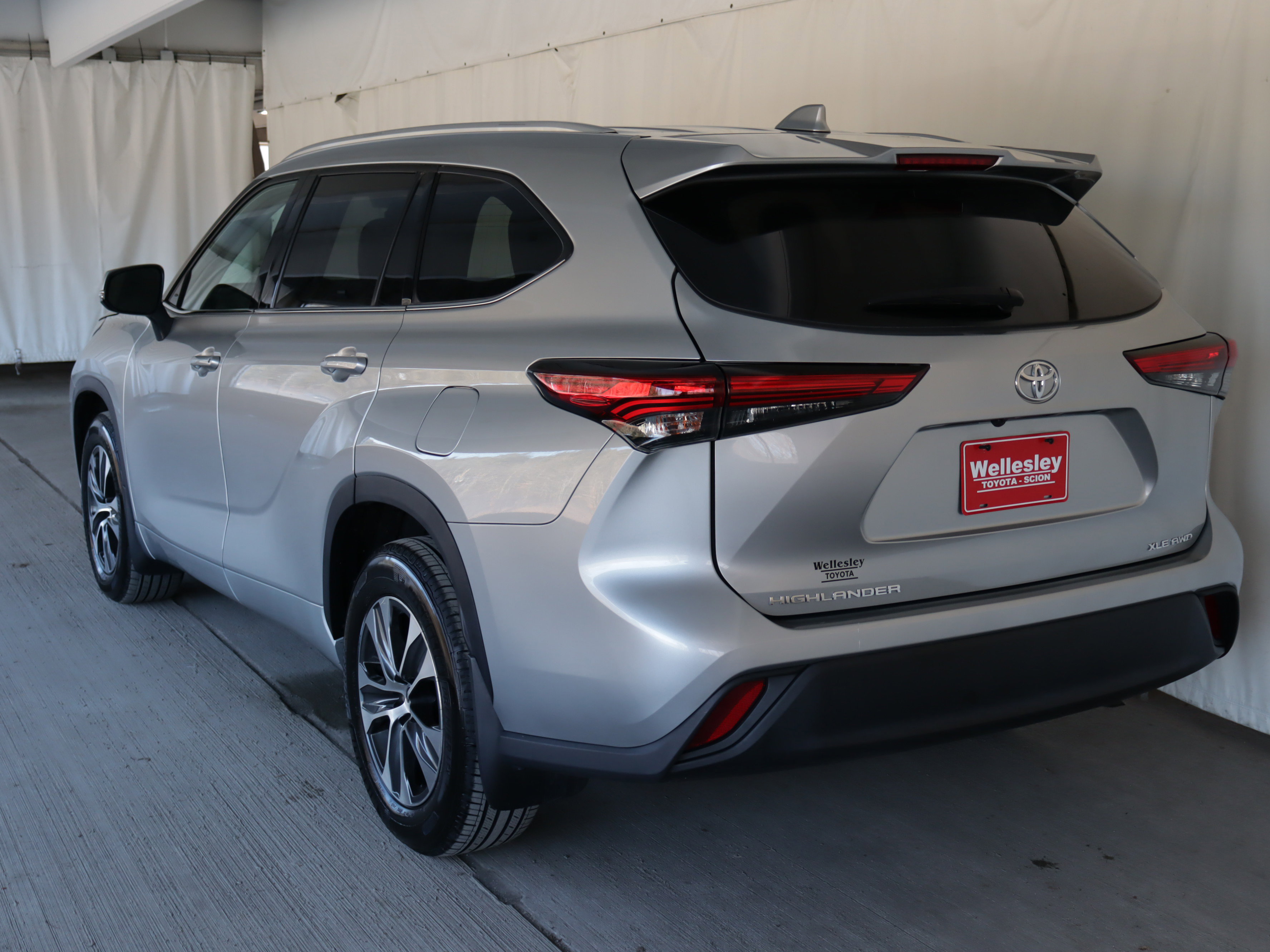 Used 2022 Toyota Highlander XLE image 27