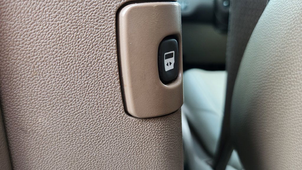 Used 2012 Chrysler Town & Country Touring-L w/ Entertainment Group #2 FWD image 32