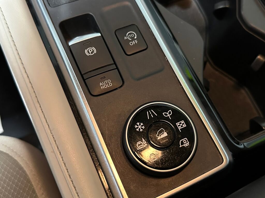 Used 2023 Nissan Pathfinder SV AWD/4WD image 18