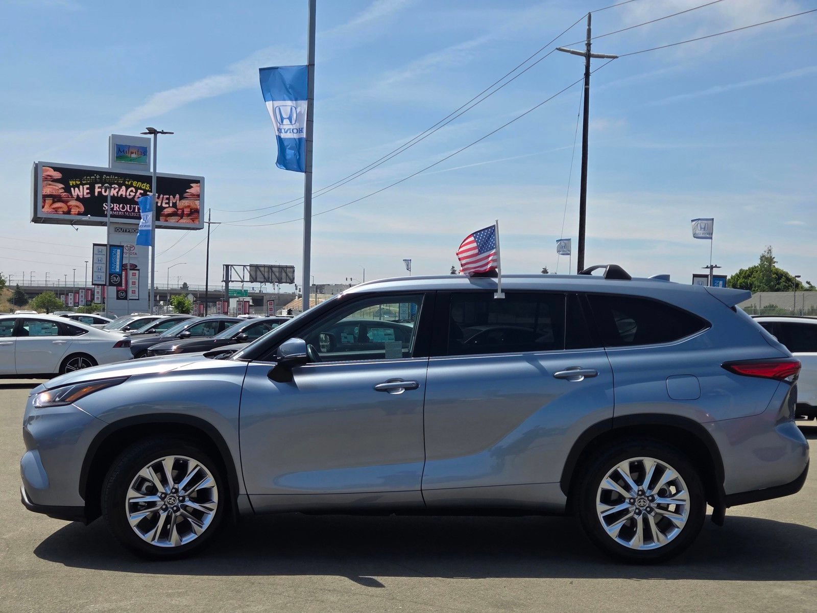 Used 2023 Toyota Highlander Limited FWD image 4
