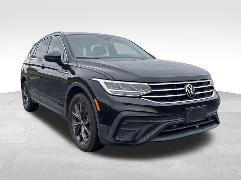 Used 2024 Volkswagen Tiguan SE w/ Panoramic Sunroof Package AWD/4WD image 3