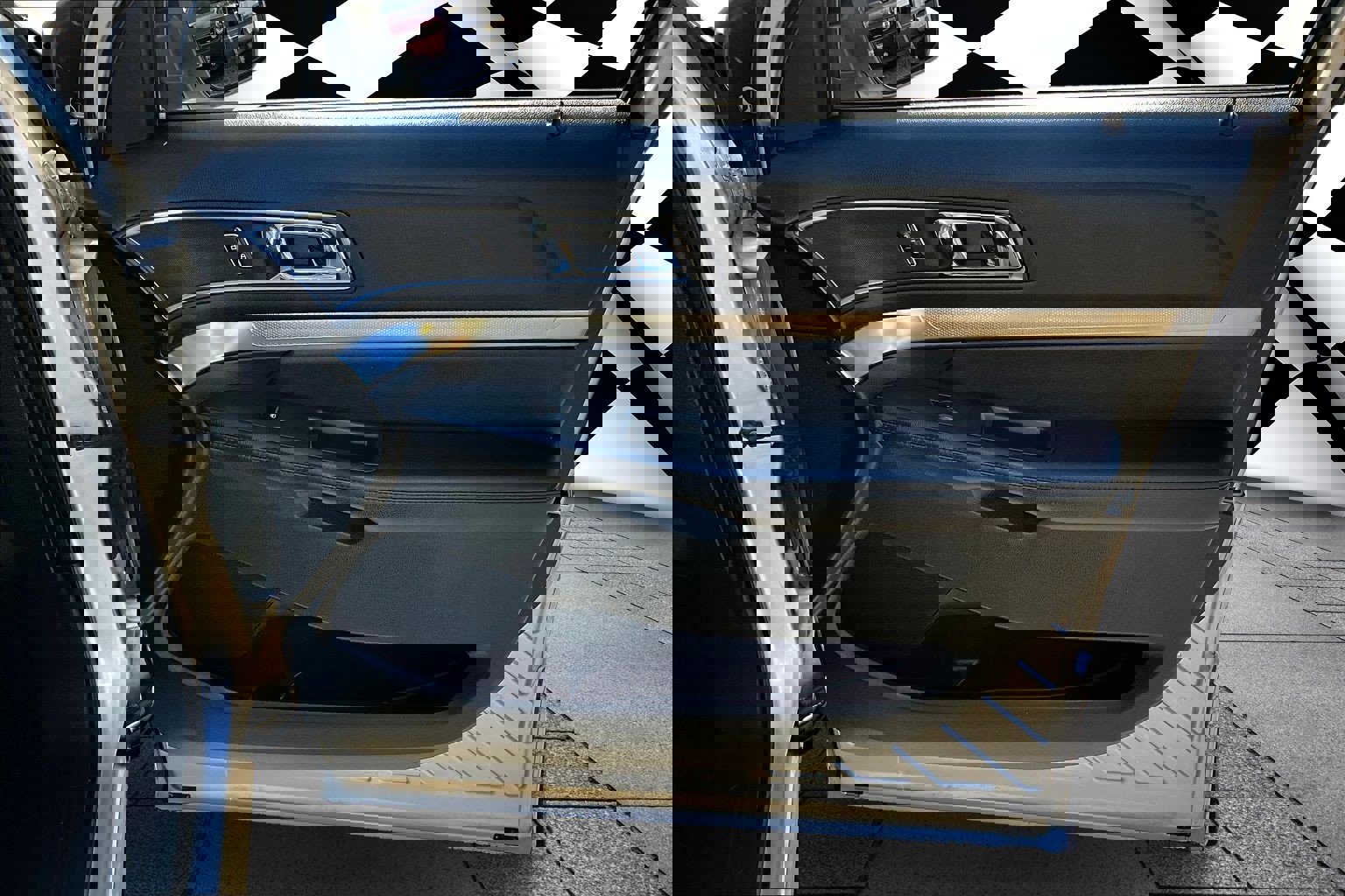 Used 2018 Ford Explorer XLT w/ Equipment Group 202A image 18