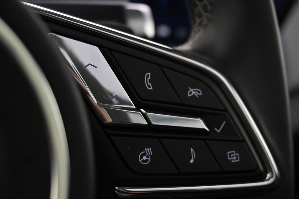 Used 2024 Buick Envision Avenir image 32