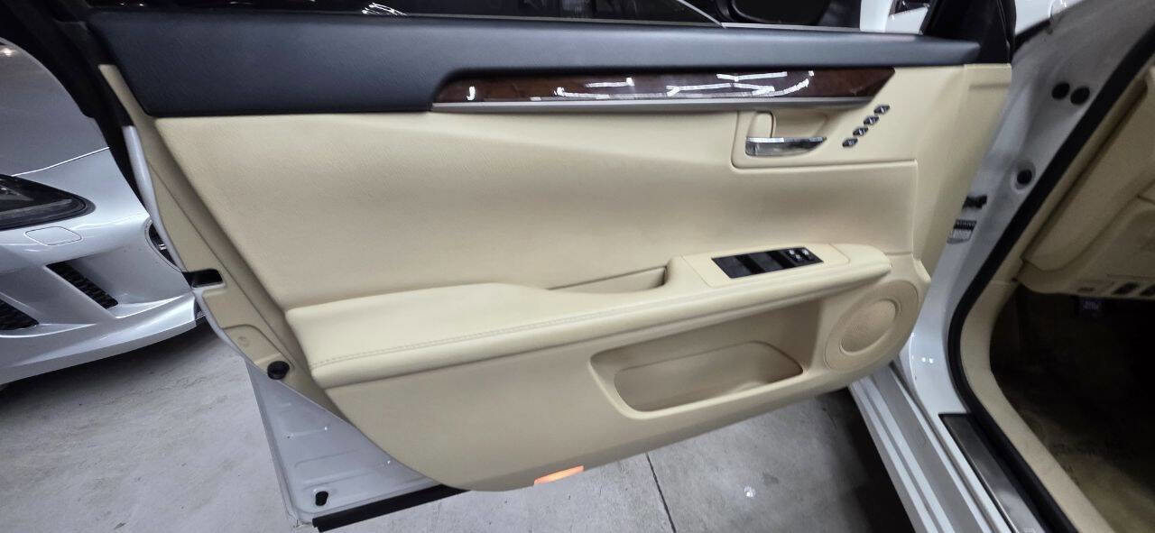 Used 2015 Lexus ES 350 w/ Premium Package image 17