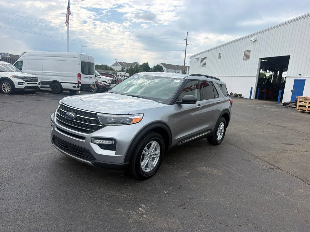 Used 2024 Ford Explorer XLT w/ Equipment Group 202A AWD/4WD image 3