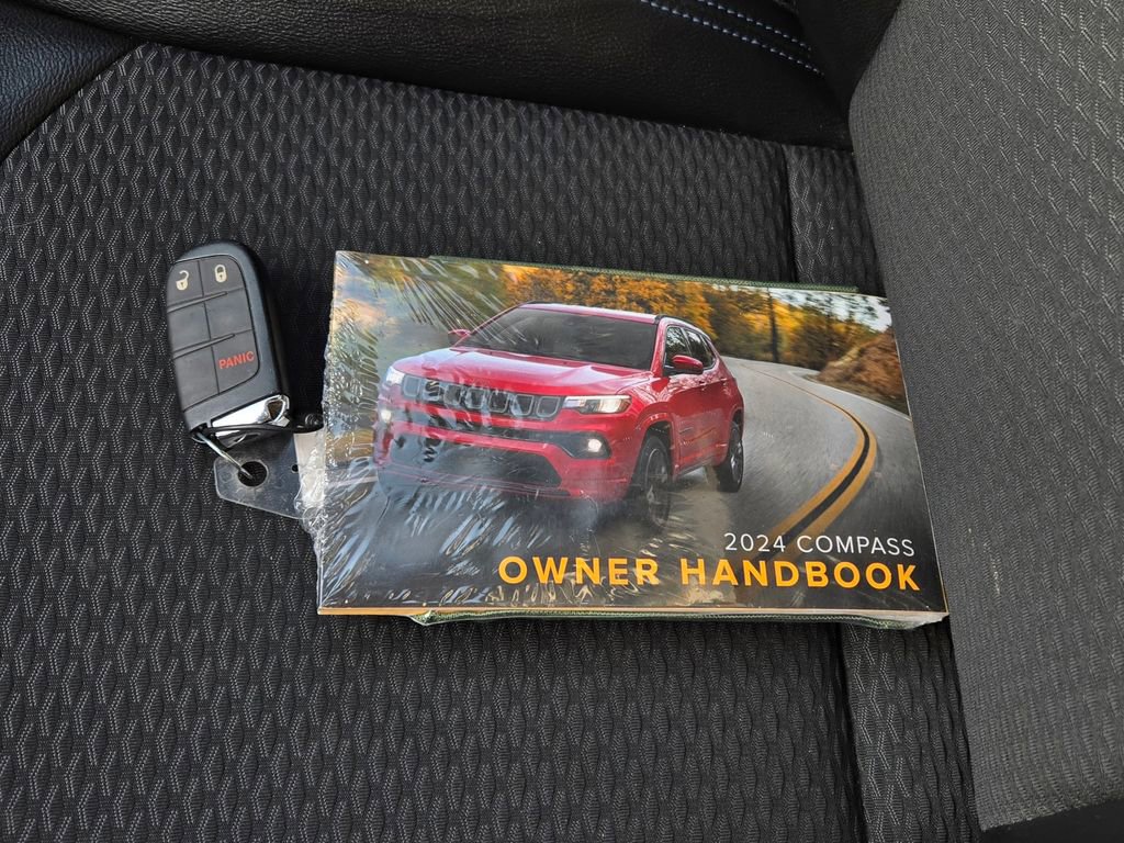 Used 2024 Jeep Compass Latitude AWD/4WD image 10