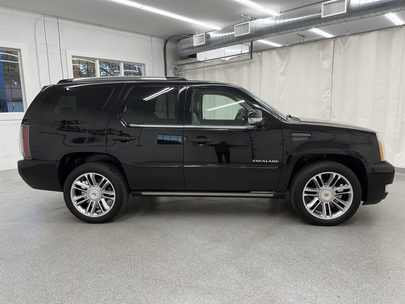 Used 2014 Cadillac Escalade Premium AWD/4WD image 4