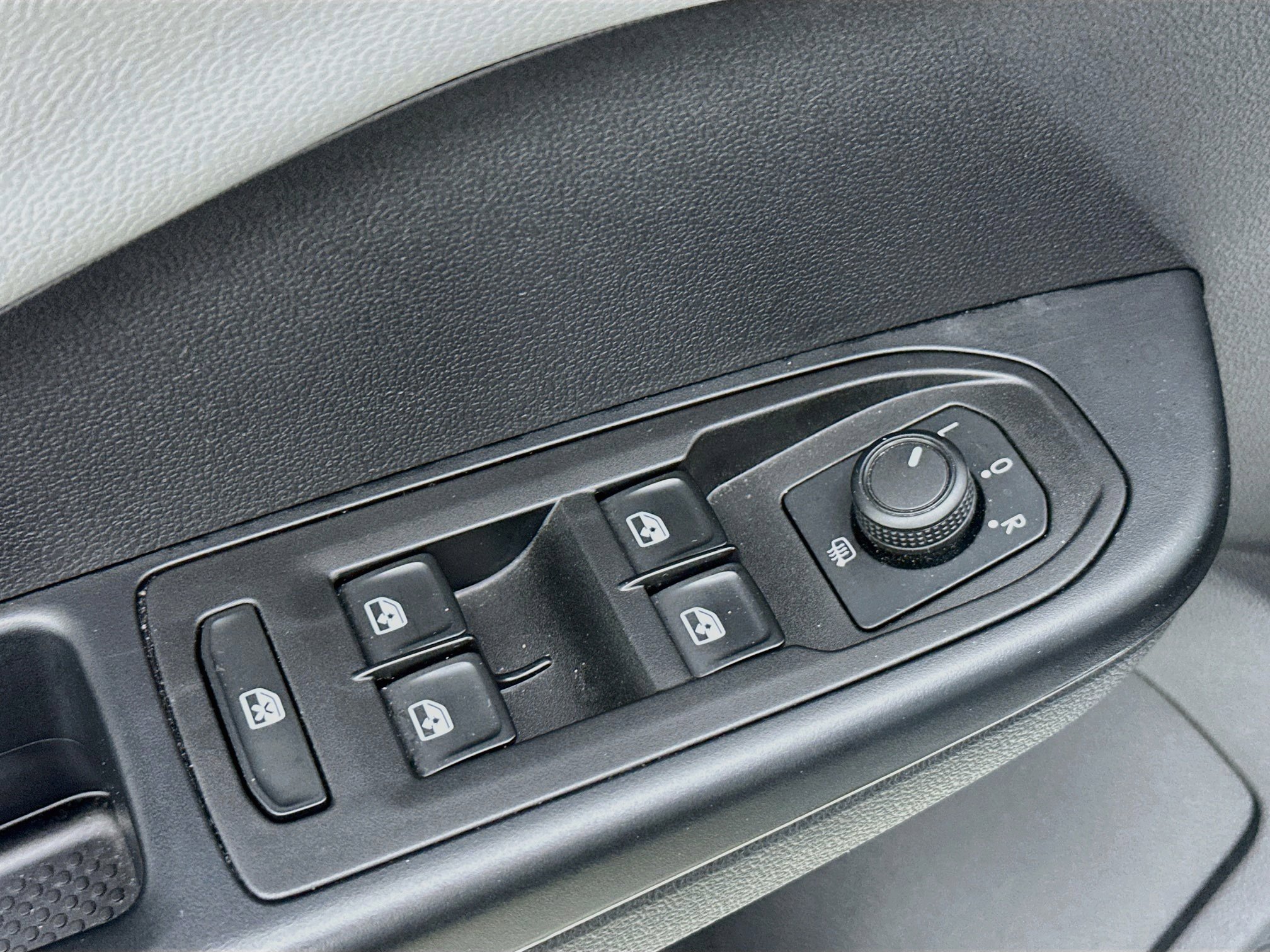 Used 2022 Volkswagen Taos SE FWD image 17
