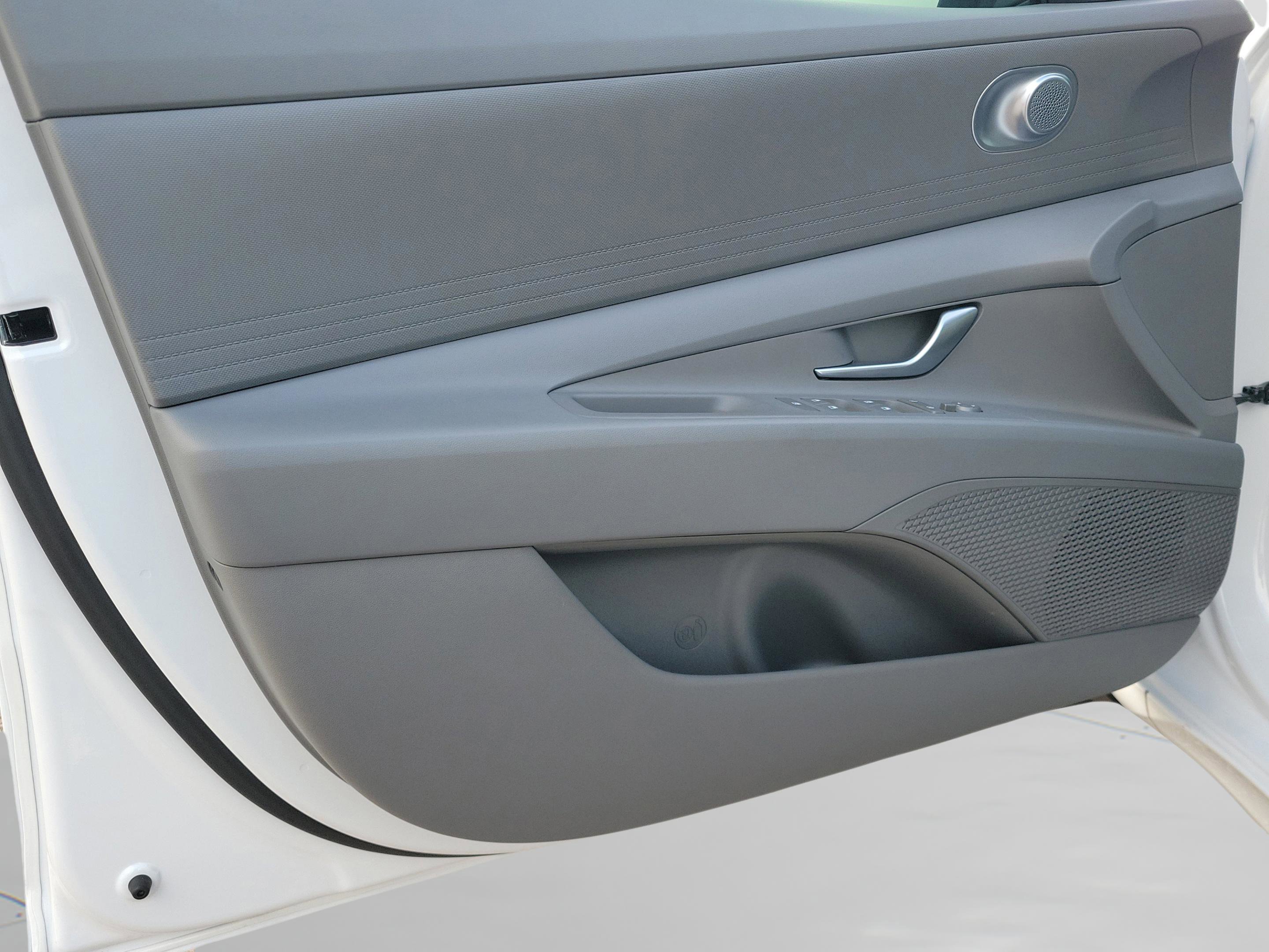 Used 2025 Hyundai Elantra Hybrid FWD image 27