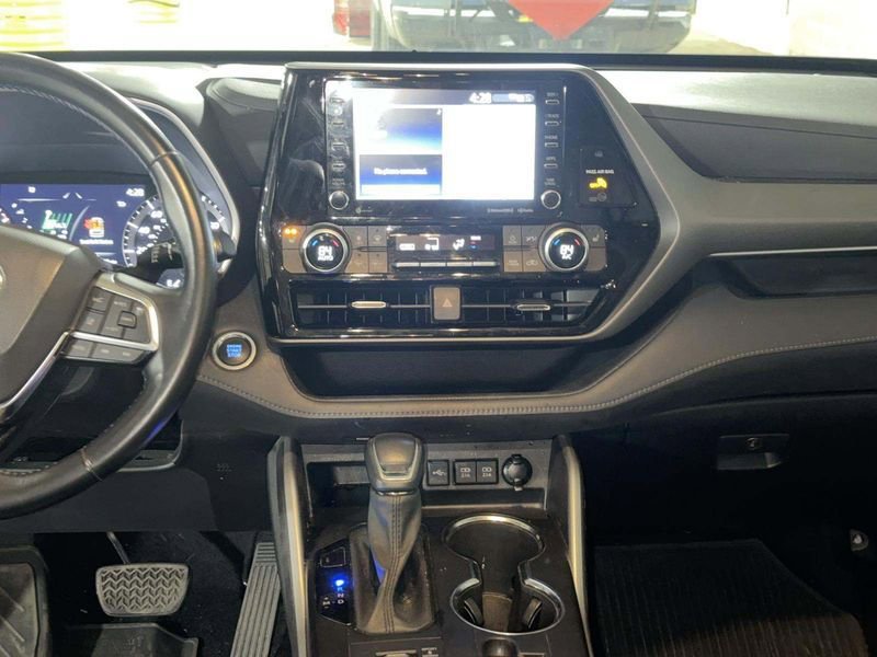 Used 2021 Toyota Highlander XLE image 8