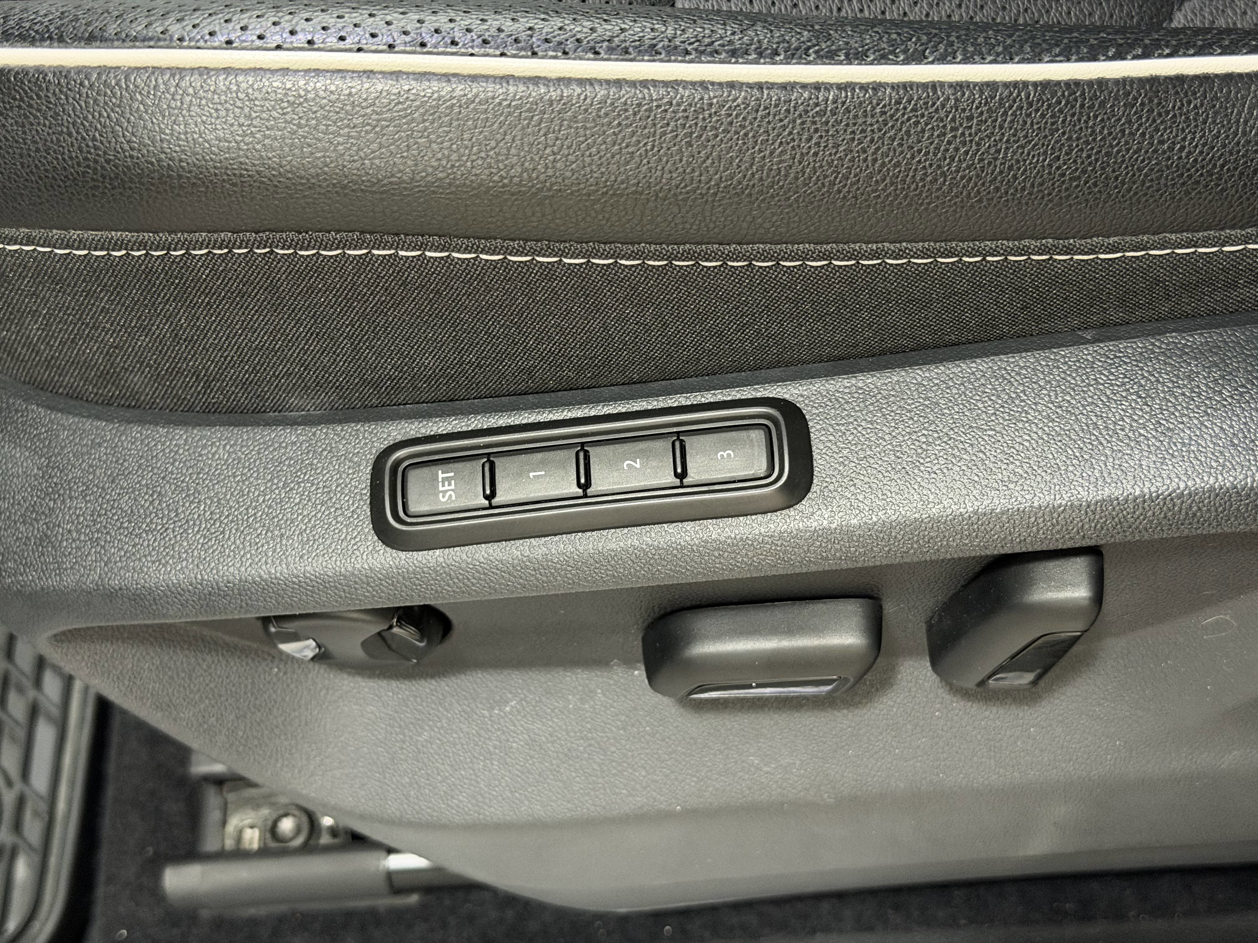 Used 2022 Volkswagen Tiguan SEL R-Line image 11