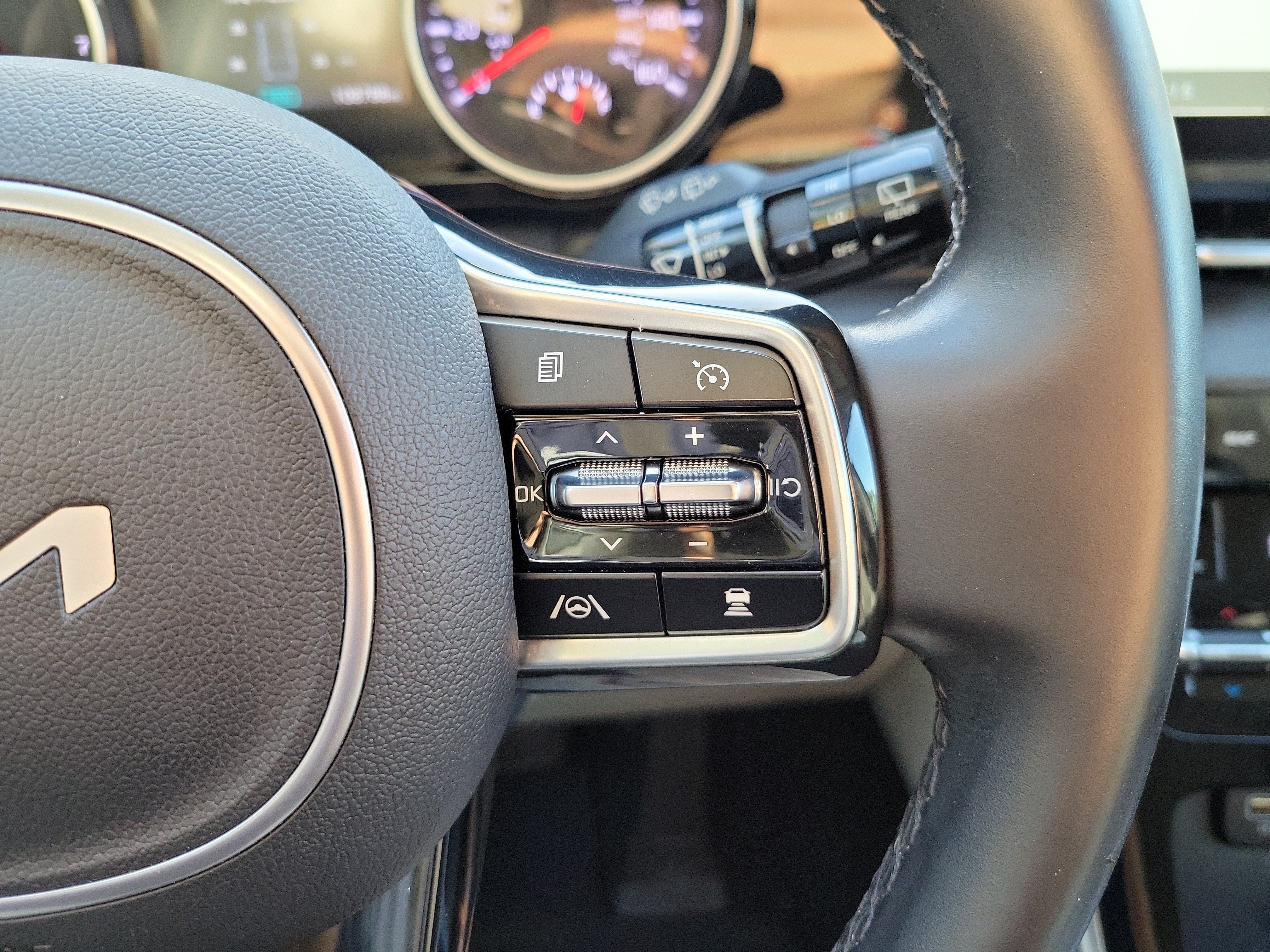 Used 2022 Kia Carnival EX FWD image 28