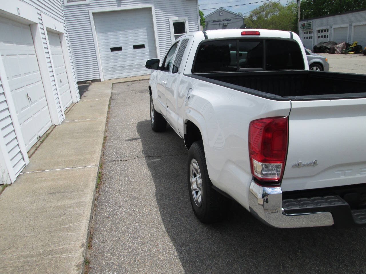 Used 2016 Toyota Tacoma SR5 AWD/4WD image 8