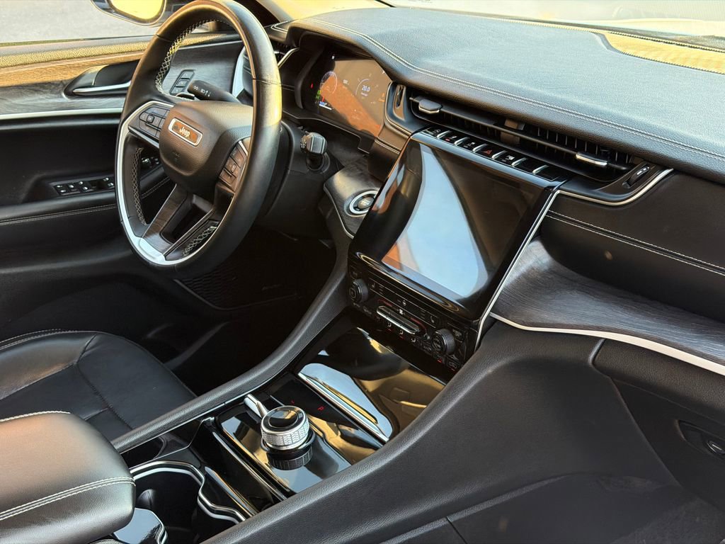 Used 2022 Jeep Grand Cherokee L Limited w/ Black Appearance Package image 11