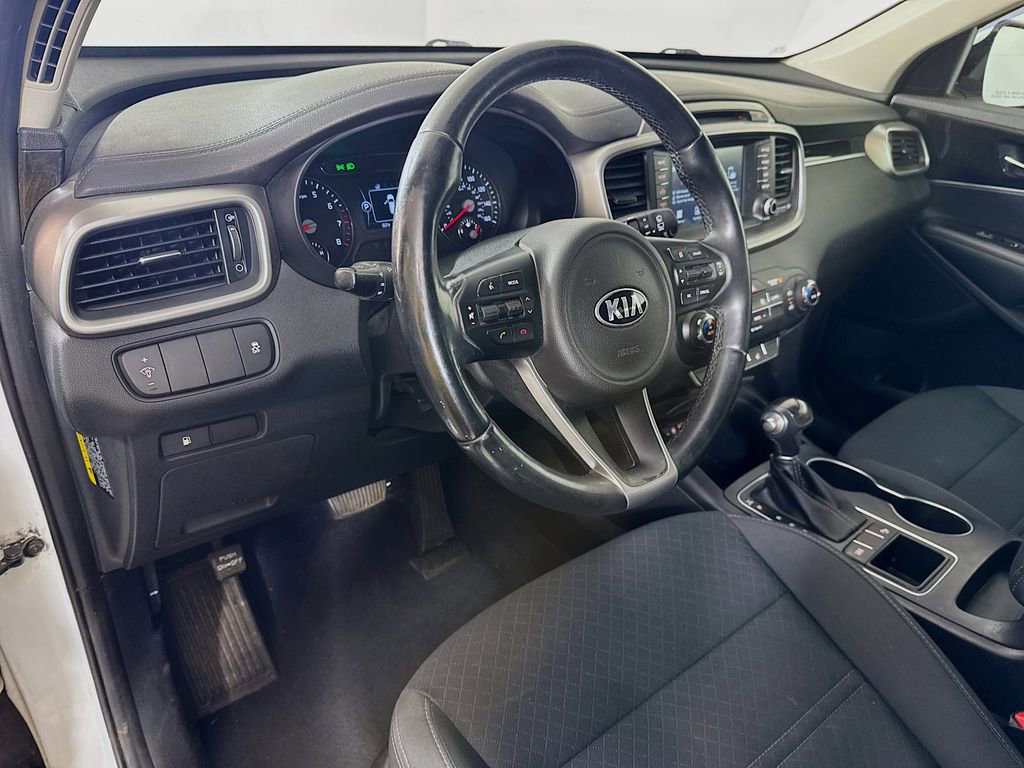 Used 2017 Kia Sorento LX w/ LX Convenience Package image 9
