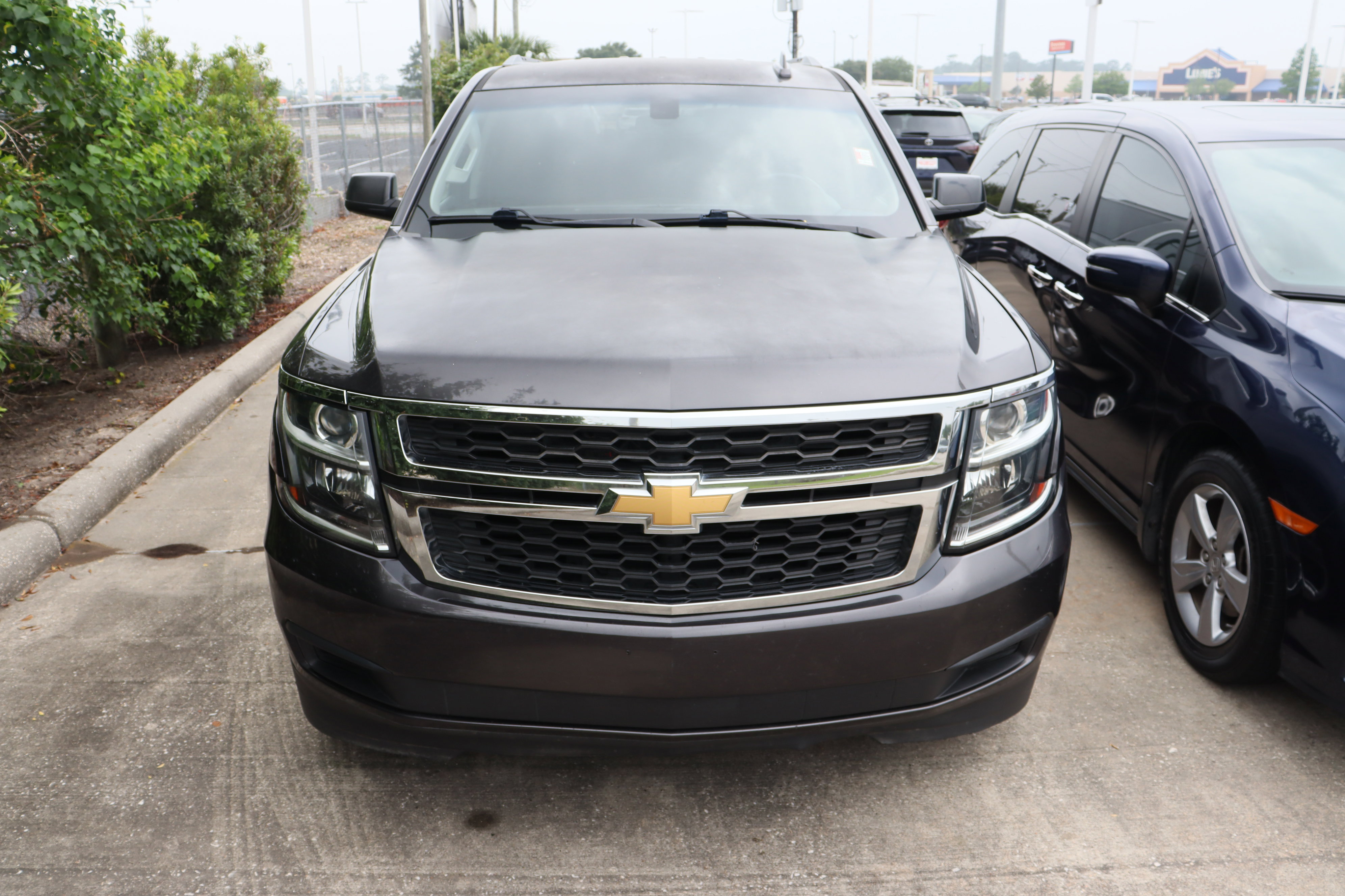 Used 2017 Chevrolet Suburban LS RWD image 4