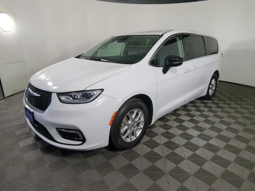 Used 2024 Chrysler Pacifica Touring-L image 13