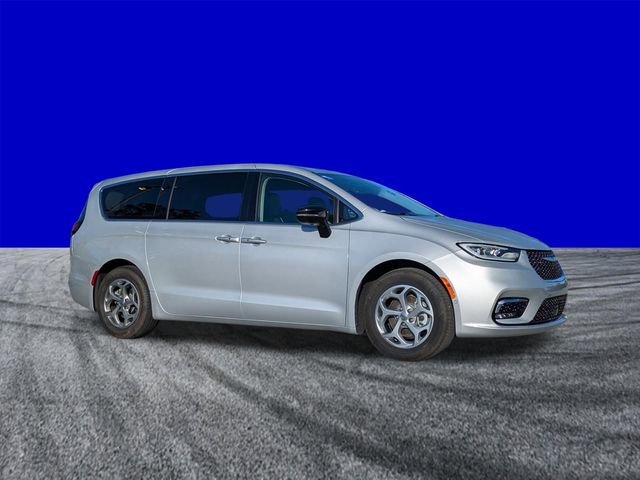 Used 2024 Chrysler Pacifica Limited image 2