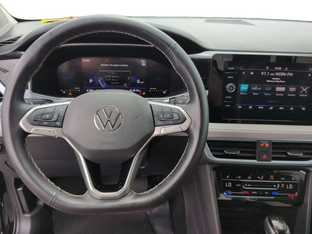 Used 2025 Volkswagen Taos SE FWD image 14