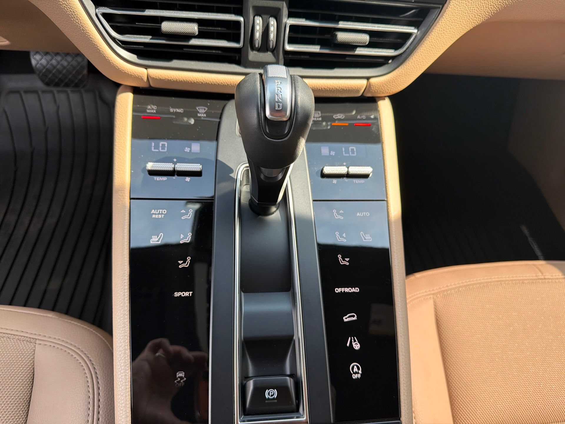 Used 2025 Porsche Macan AWD/4WD image 30