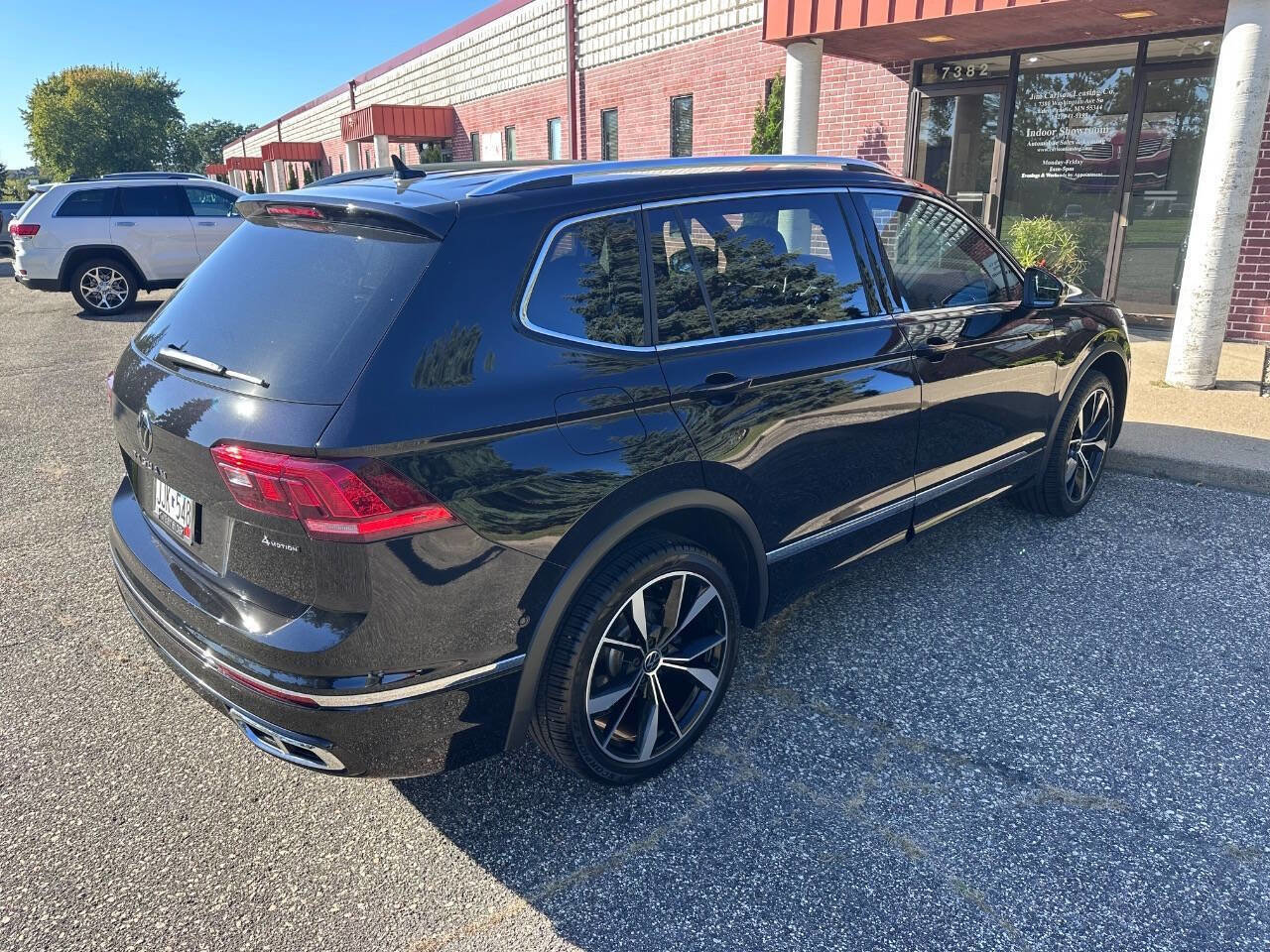 Used 2022 Volkswagen Tiguan SEL R-Line image 2